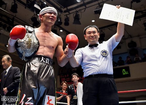 荒川、KOで初防衛に成功！