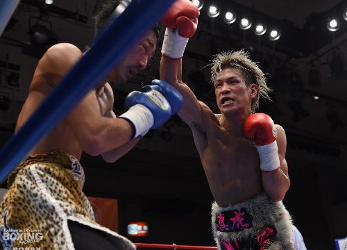 松山、無念のレフェリーストップ