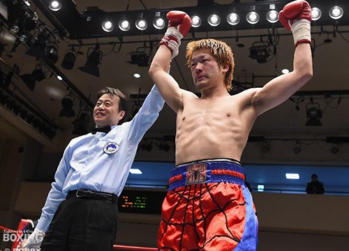 元日本ミドル級王者の佐々木が3RTKO勝ちで復活！