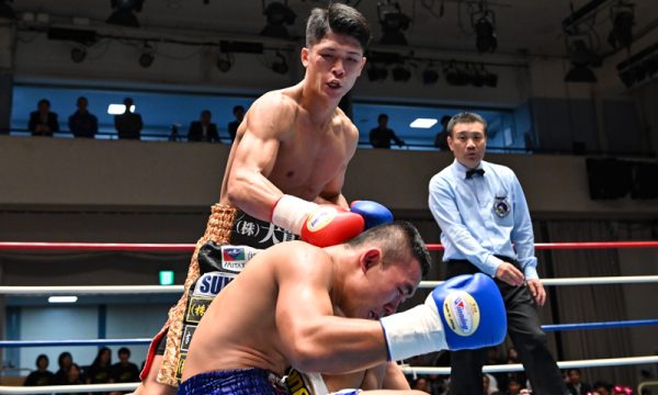宇津木がTKO勝ちでメインを飾る