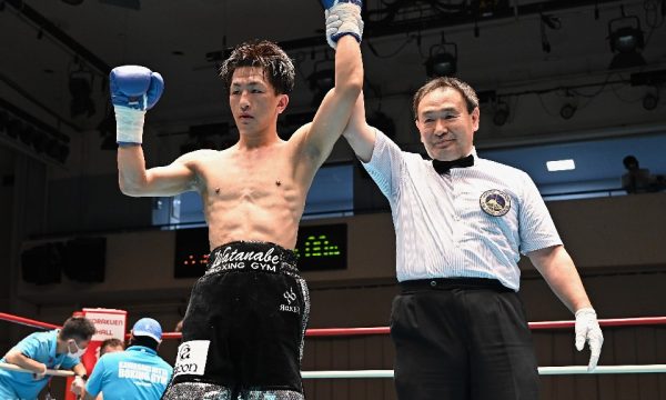 柿元が4RTKO勝ちで決勝進出