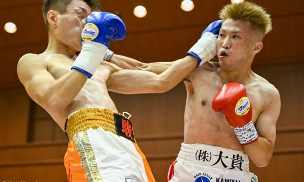 亀山が不運な負傷判定負け