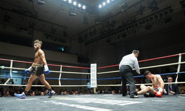 ケニーが豪快な初回KO勝ち