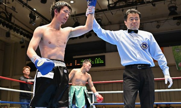 亀山は惜しくも判定負け